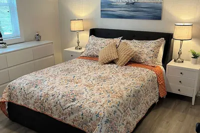 Image de Lake Breeze Retreat Unit A 1 King 2 Queen by the strip!