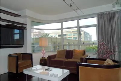 Image de Posh 1bd\/1ba + Den Condo in a desirable Portside building w\/ Parking & Amenities