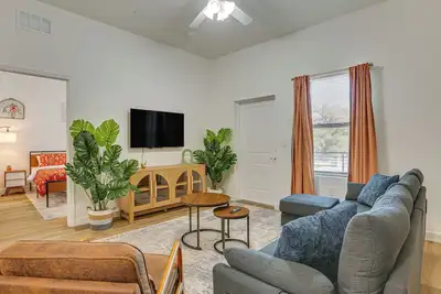Image de Walkable Downtown LaBelle Apt w\/ Private Balcony!