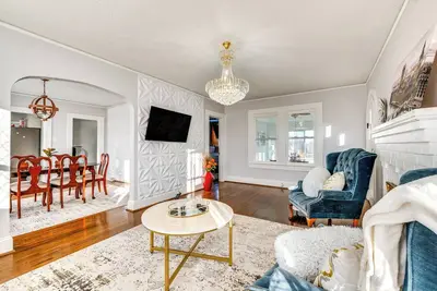 Image de 2 Mi to Village Park: Family & Pet-Friendly Home