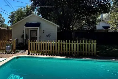 Image de Charming Midtown Cottage in Historic Neighborhood with Pool