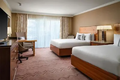 Image de Grand Two Queen Beds at Little America Hotel w/ Private Nature Trail Access