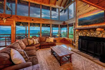 Image de Serenity - Mountain Views From Every Room! - 71 Windows
