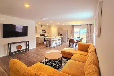 Image de Southport Retreat! Beautiful 3 Br house! Family-oriented and pet-friendly!
