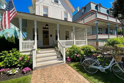 Image de 1 Block to Beach. Walk to Restaurants. Stunning House