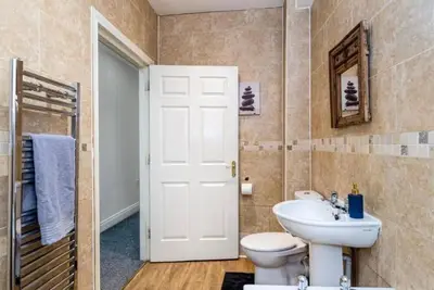 Image de 4 bed city centre aparment wifi parking