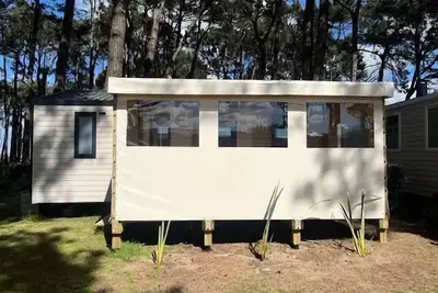 Mobil home Confort plus - 27m² - 2 chambres + convertible - terrasse couverte 4 à 6 personnes - 4 pers. inclus dans le tarif