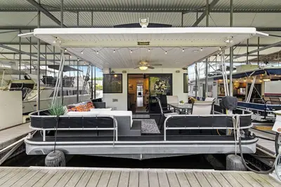 Image de Big Orange Jr. houseboat @ Vol Landing \nWalk to stadium\nFree parking\nBoat 2 of 2