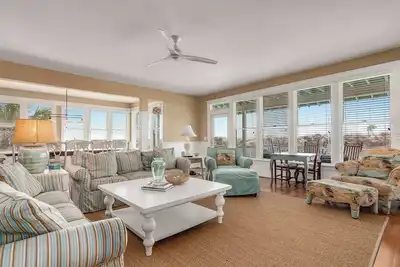 Image de Discover your dream beach house with an amazing ocean view and lots of deck space on South Beach!