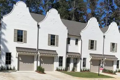 Image de New Luxury Townhome in prestigious Moores Mill area of Auburn, Al!