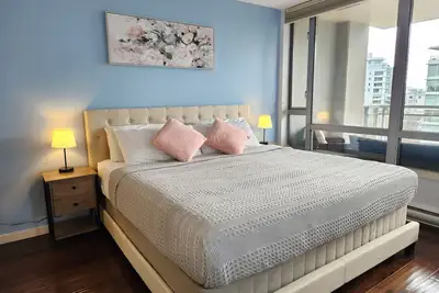 Image de 5 minutes to Victoria Harbour! Family-sized condo with free parking! \n