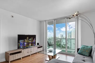 Image de Beach Getaway: Modern 2br Condo Pool & Gym Access