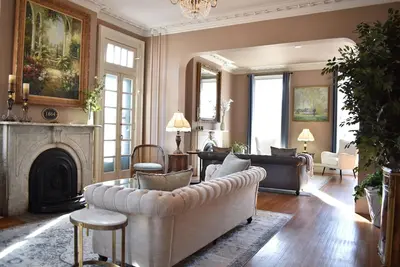 Image de Historic Manor Overlooking Park