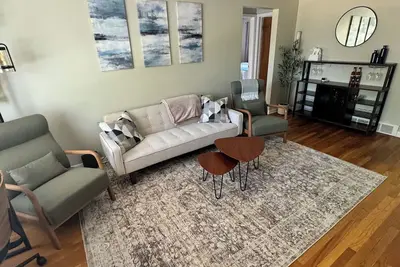 Image de Luxurious Upper 2 Br Flat near Downtown Royal Oak!