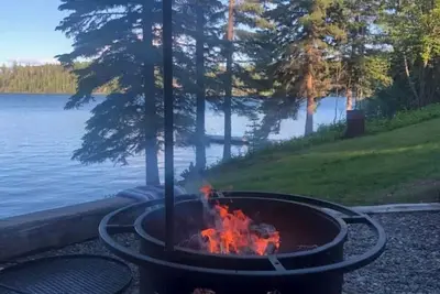 Image de Cozy 3-bedroom lakefront cabin with WiFi