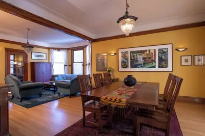 Image de Gracious, spacious vintage home in a terrific neighborhood near the lake
