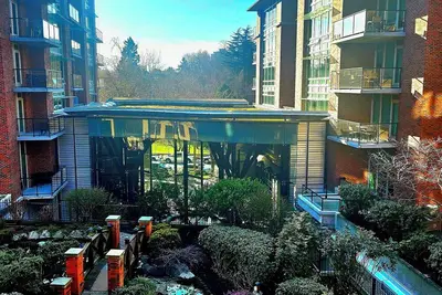 Image de Luxury 2br 2ba quiet apartment in downtown Victoria, at Beacon Hill Park.