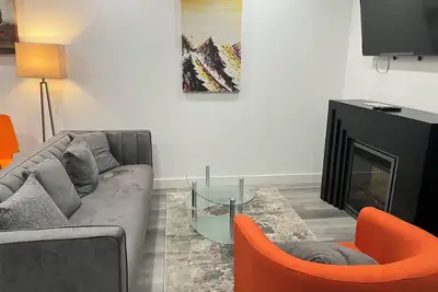 Image de New Cozy Luxury Basement Suite- Near the Airport