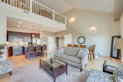Image de Marina, Pool & Balcony: Modern Spring Lake Condo
