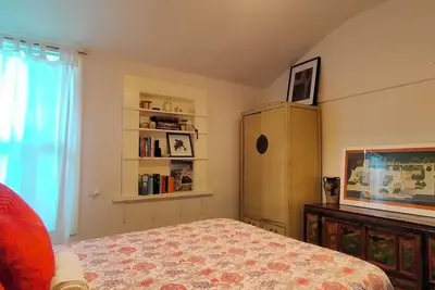 Image de Arty colour-filled cottage in East Orange. Pet friendly!