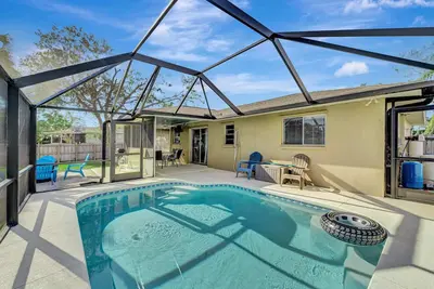 Image de Cozy, Relaxing Escape- Heated Pool, Mins to Beach