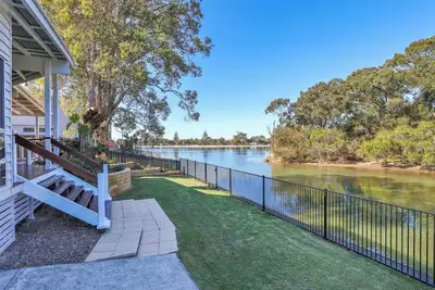 Image de Your luxury waterfront holiday awaits at this stunning 5-bed pet-friendly home.