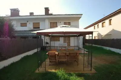 Image de Cal Enric · Maison avec jardin et à côté de la mer