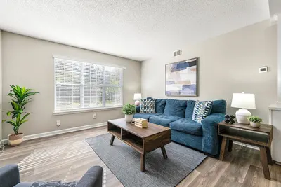 Image de Upper Westside Atlanta 2br apartment with king beds, full kitchen, fast Wi-Fi, and free parking — close to dining, shopping, and Marta.