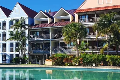 Image de Taino Beach Bahamas 1 or 2 bedroom suite poolside with covered patio and beach