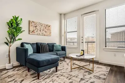 Image de Walk to Downtown! 2br SoCo | Pool, Parking, Gym 08
