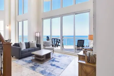 Image de Spacious Beachfront Penthouse w/ Stunning Views & Great Amenities!