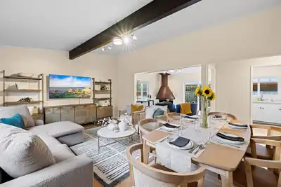 Image de 3841 Bodhi Tree - Updated and Newly Furnished