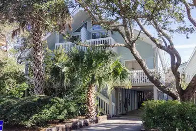 Image de Neighborhood Feel Close to the Beach!