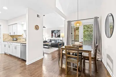 Image de Cozy Loft Style Condo in Midtown