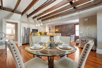 Image de Sleeps 26! Walk to River Street, Bars, and Shopping!