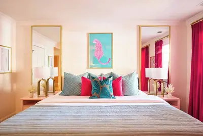 Image de Sleeps 16! Walk to Broughton and River Street!