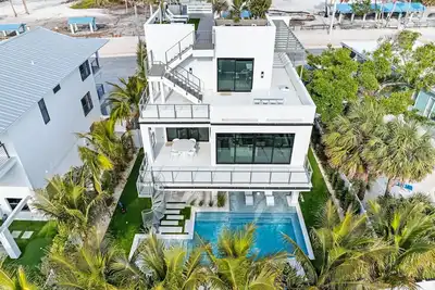 Image de Luxury Anna Maria Island Rental: Rooftop Deck, Pool, & Golf Cart at Deckadence