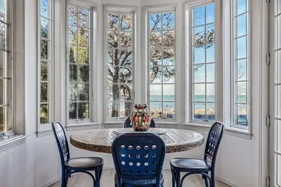 Image de Enchanting 4br 3bt Lakefront Cottage with Pool