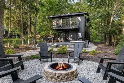 Image de Juniper Presents: Sunset on Pokagon - Modern 4br w/ HotTub, Deck + Nature Views