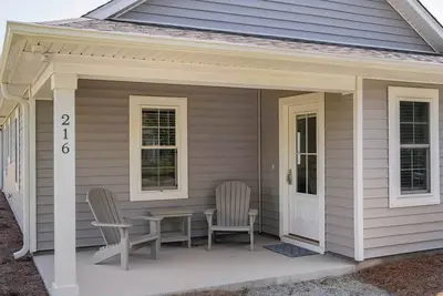Image de Charming 3-bedroom cottage in Bath steps away from the Pamlico River.