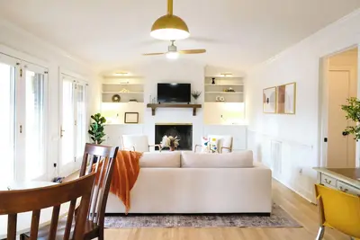 Image de Peaceful, Well-Lit 3 Bed, 3 Bath Spacious Retreat With Mid-Century Modern Design