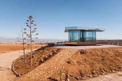 Image de The glass house in the gorafe desert