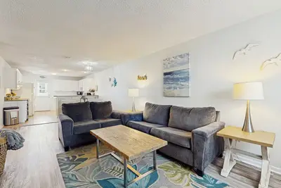 Image de Relaxing Gulf-front condo with onsite tennis, pool, balcony, & beach access