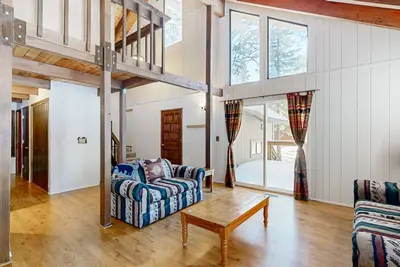 Image de Cozy dog-friendly home with loft, streaming, deck, W/D, & nearby attractions