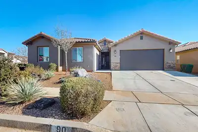 Image de Spacious home with private hot tub, multiple decks, shared pool & water park