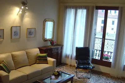 Image de In the historical center of the ancient city of Venice, bright apartment