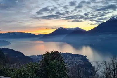 Image de Maison avec une vue spectaculaire sur le lac de CĂ´me