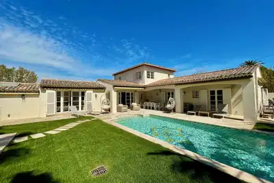 Image de Villa Ă deux minutes de la place des Lices, avec piscine et sans vis Ă vis!