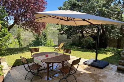Image de Lei Barris, charmante maison de village pour 8 personnes avec jardin arboré.