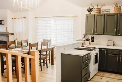 Image de Sage & Pine Modern Townhome